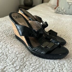 Sofft Women's 9 Espadrille Wedge Sandal Black Embossed Leather Coastal Summer